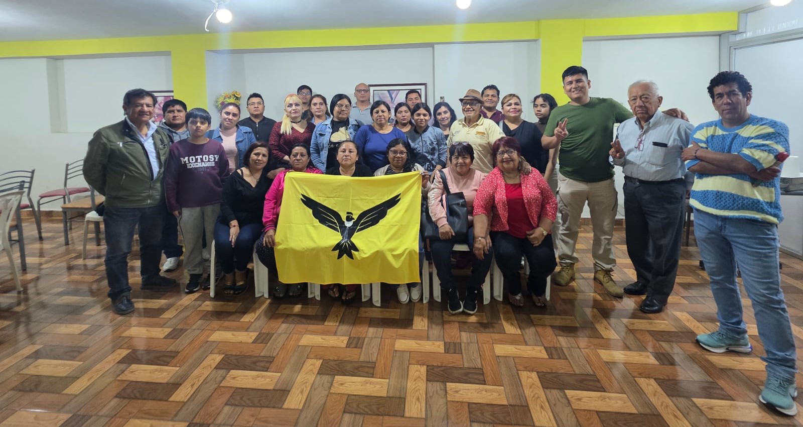 Vecinos reunidos en un local comunal participando de un diálogo ciudadano